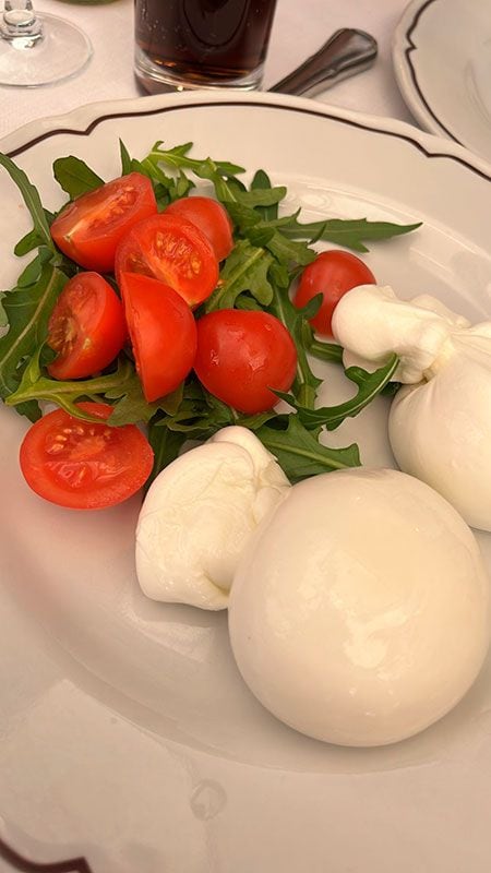 Burrata con tomate