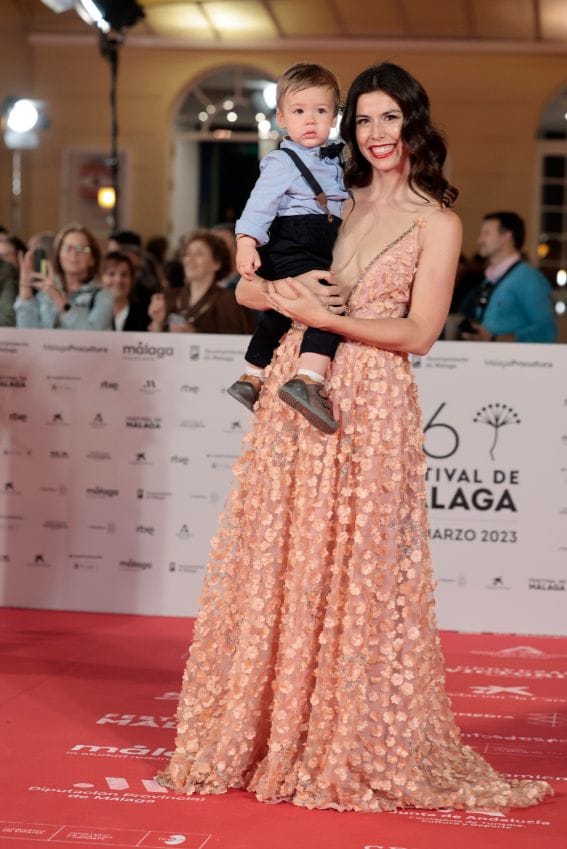 Bárbara Hermosilla y su hijo en la alfombra roja del festival de Málaga