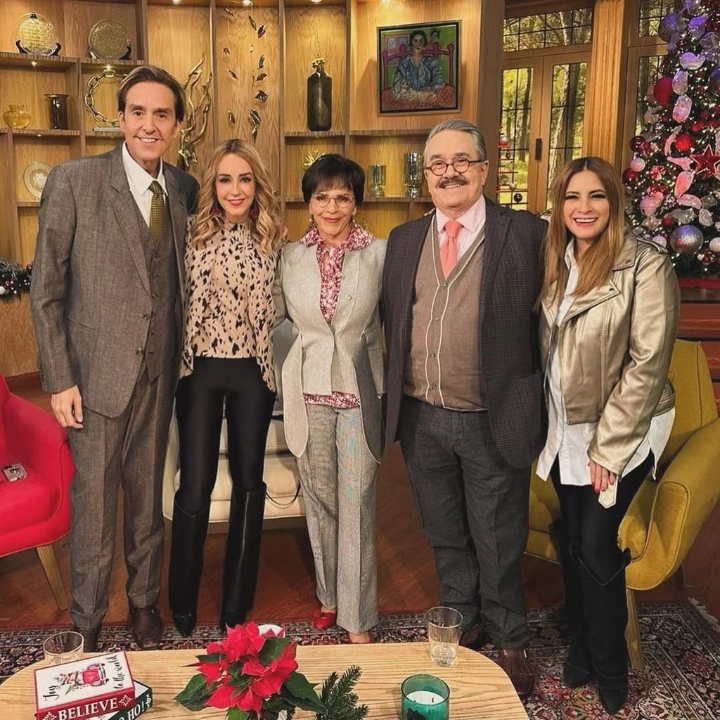 Daniel Bisogno, Jimena Pérez, Pati Chapoy, Pedro Sola y Linet Puente.