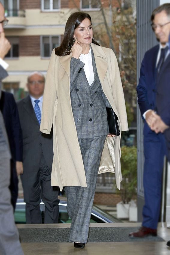 Reina Letizia traje gris