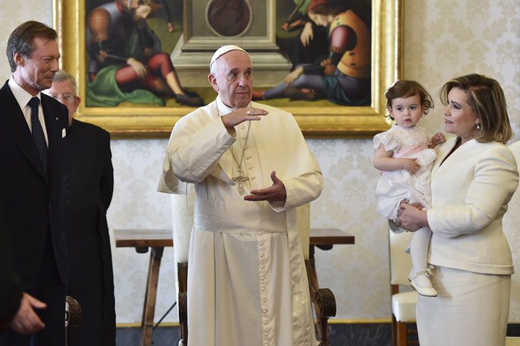 El Papa con los Grandes Duques de Luxemburgo -ella de blanco por el privilegio que tiene como Reina católica- con la princesa Amalia de Luxemburgo
