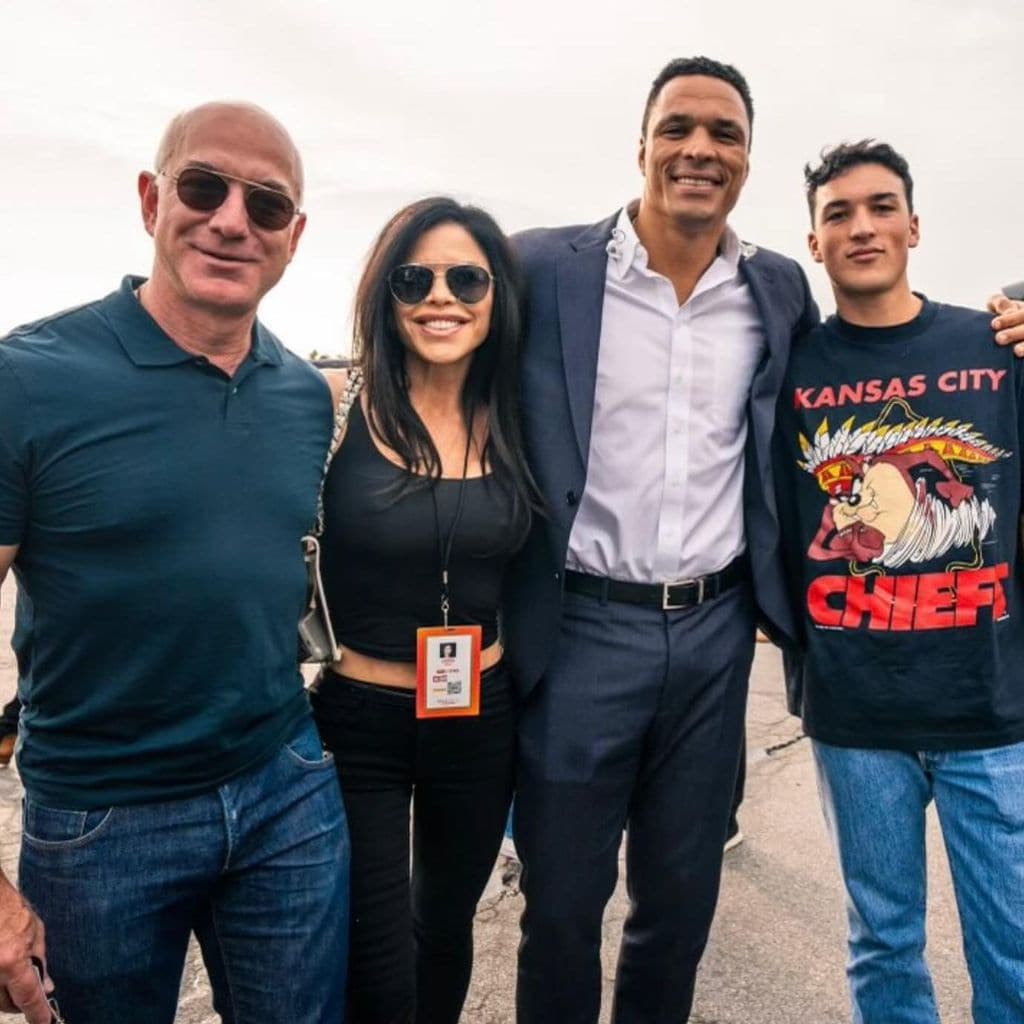 Jeff Bezos, Lauren Sanchez, Tony Gonzalez y Nikko