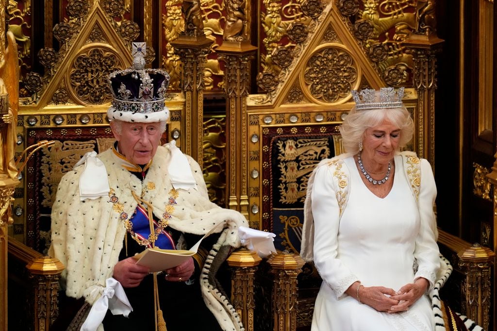 El rey Carlos III, llevando la Corona de Estado Imperial y sentando en el trono pronuncia un discurso con motivo de la Apertura de Estado del Parlamento británico