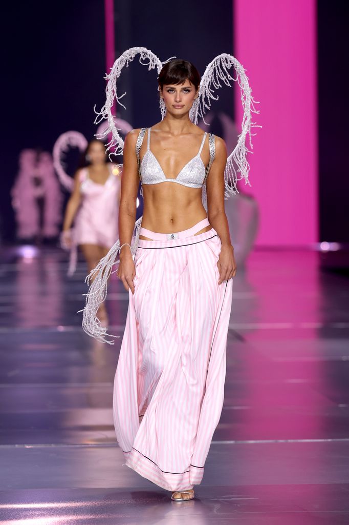 Taylor Hill desfila en la pasarela del Victoria's Secret Fashion Show 2024 el 15 de octubre de 2024 en la ciudad de Nueva York.