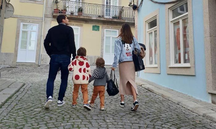 Sara Carbonero e Iker Casillas con sus hijos