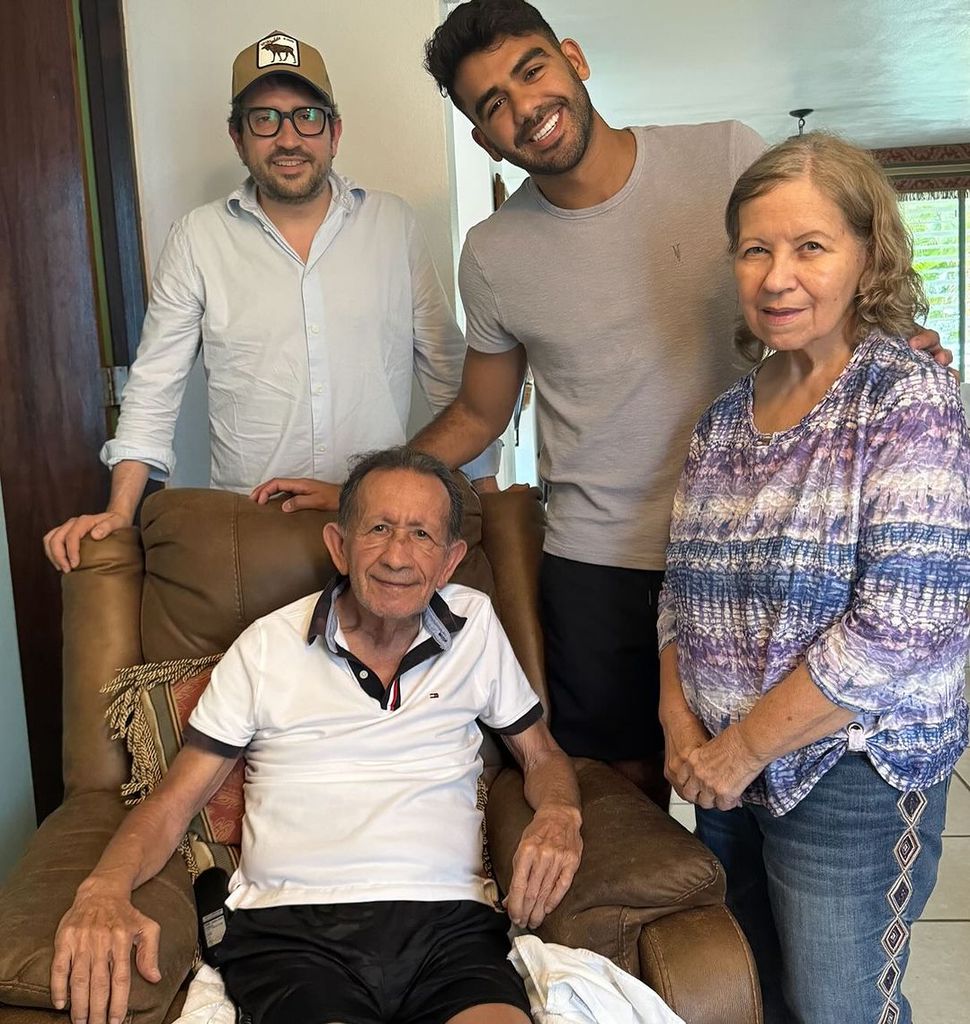 Carlos Adyan y su esposo Carlos Quintanillas, con sus abuelos