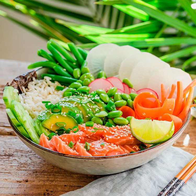 Poké de edamame, salmón y verduras