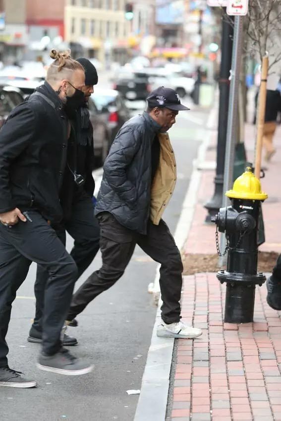 Chris Rock retoma su trabajo tras la bofetada recibida en los Oscars