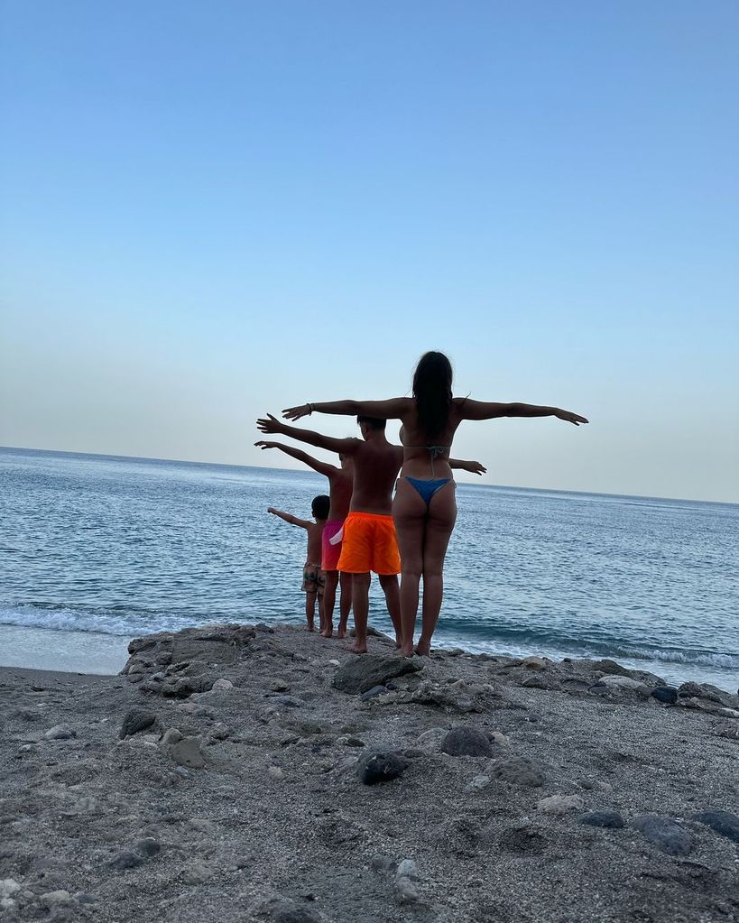 Jessica Bueno con sus hijos en la playa. Julio 2024