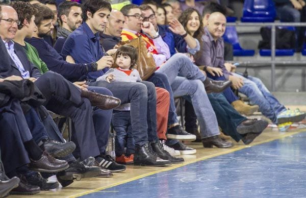 Piqué estuvo en todo momento muy pendiente de su hijo, que curioso, se acercó a los jugadores que estaban en la pista 