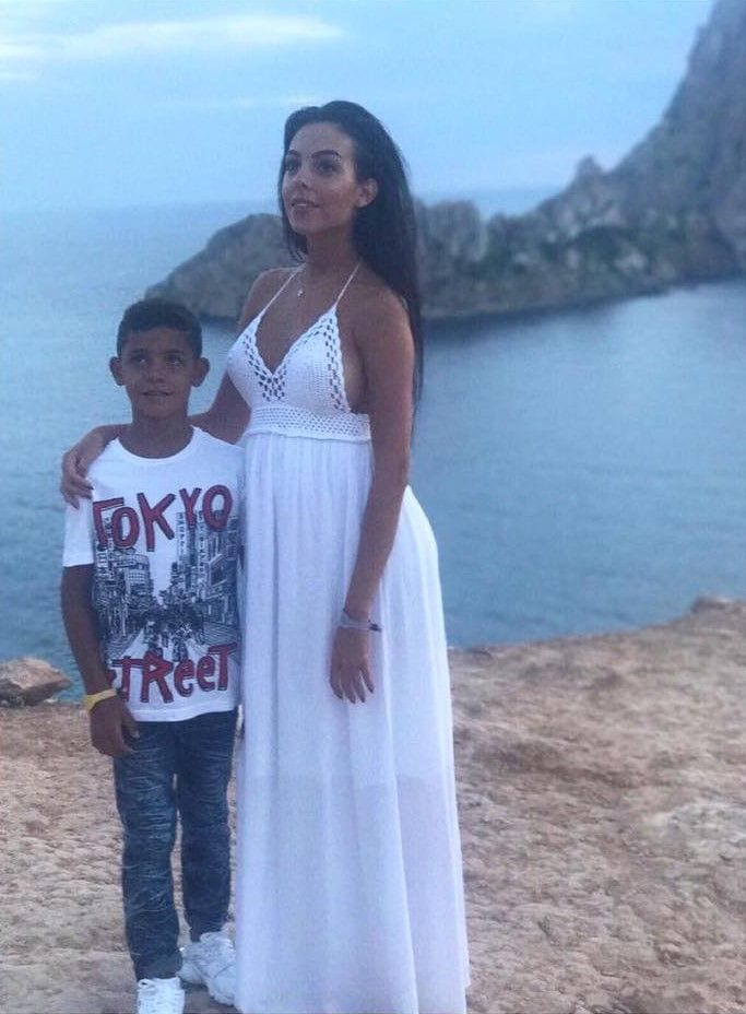 Georgina Rodríguez viajó entonces a Ibiza con Cristiano Junior. 