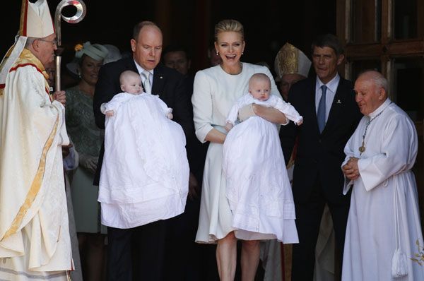 El diez de mayo de 2015 Mónaco se ha vestido de gala para el bautizo de los príncipes Jacques y Gabriella, un día en el que por segunda vez –después de la presentación oficial que tuvo lugar el 7 de enero- los monegascos han podido ver a los mellizos y así resolver la eterna pregunta de a quién se parecen los pequeños
