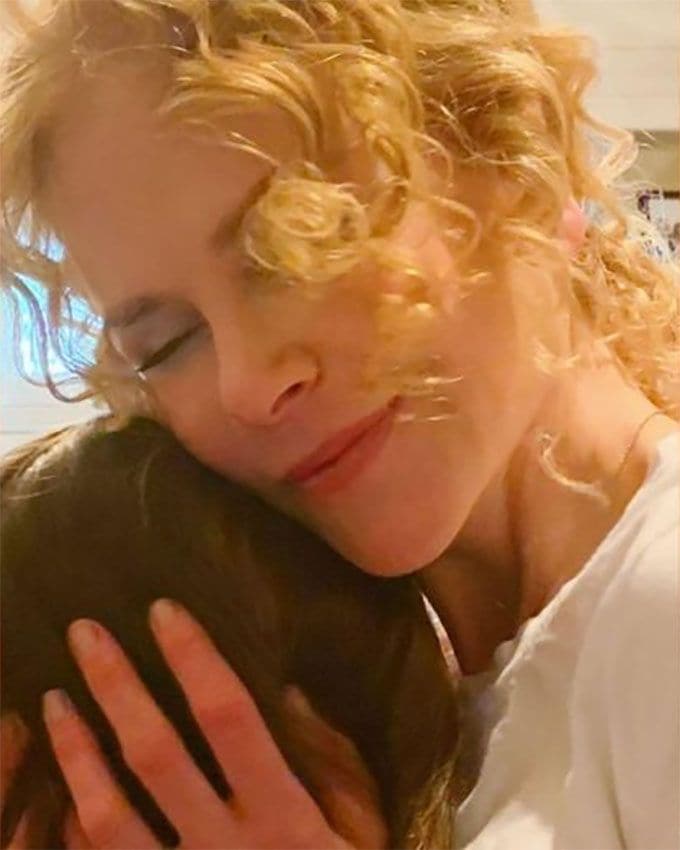 Nicole Kidman abraza a su hija Sunday