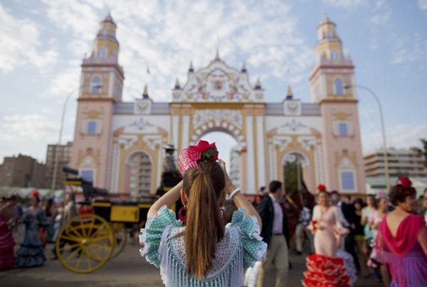 Sevilla será durante estos días un hervidero de rostros conocidos y de visitantes que celebrarán por todo lo alto la feria
