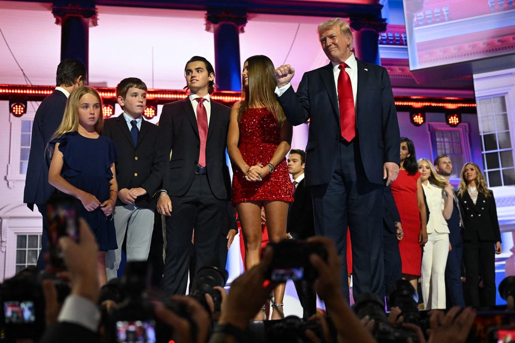 Donald Trump con sus nietos, hijos de Donald Trump Jr.Donald Trump con sus nietos, hijos de Donald Trump Jr., en la convención republicana en Milwaukee, julio 2024
