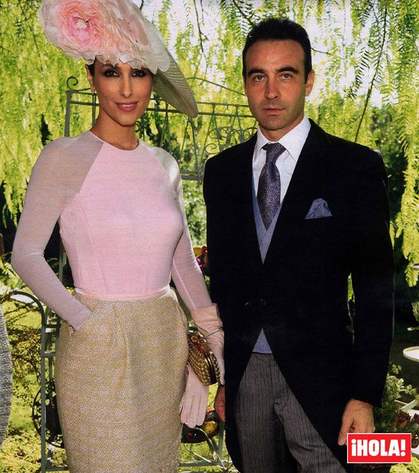 Paloma Cuevas, una de las invitadas más elegantes, con un vestido de Lorenzo Caprile y una espectacular pamela floral de Philip Treacy para Reyes Hellín
