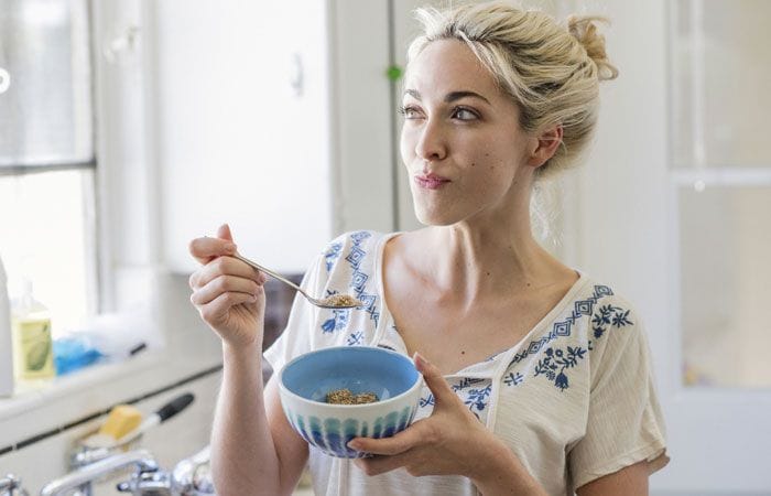 Chica comiendo en un bowl