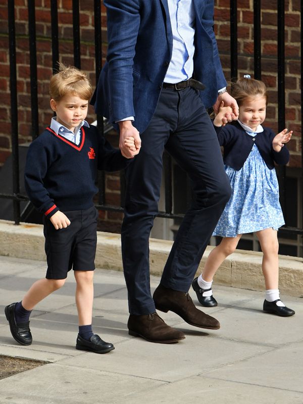 El príncipe Guillermo con sus hijos, los príncipes George y Charlotte, instantes antes de conocer al tercer hijo de los Duques de Cambridge