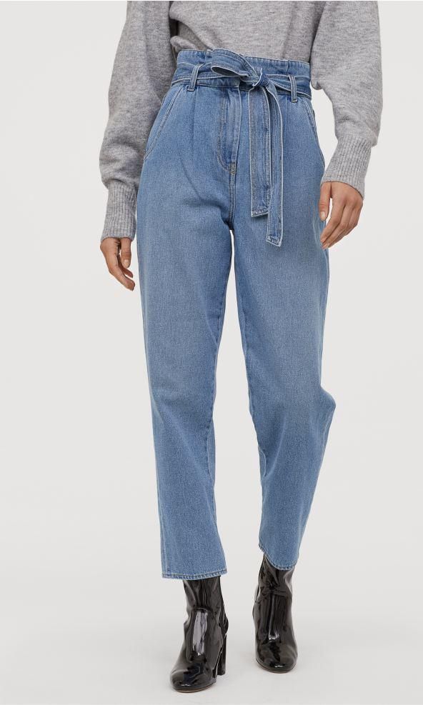 modelo con jeans de corte alto de hm