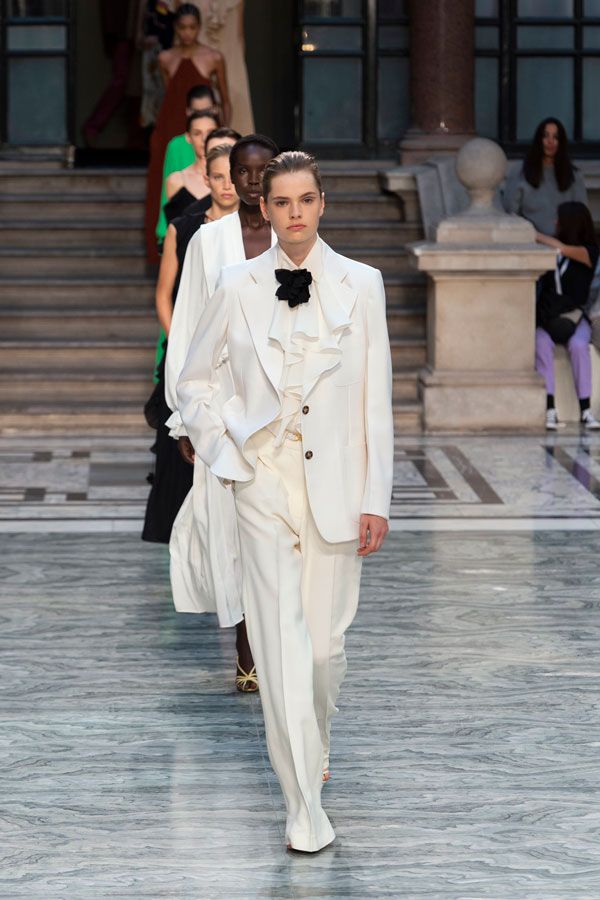 Victoria Beckham traje blanco colección