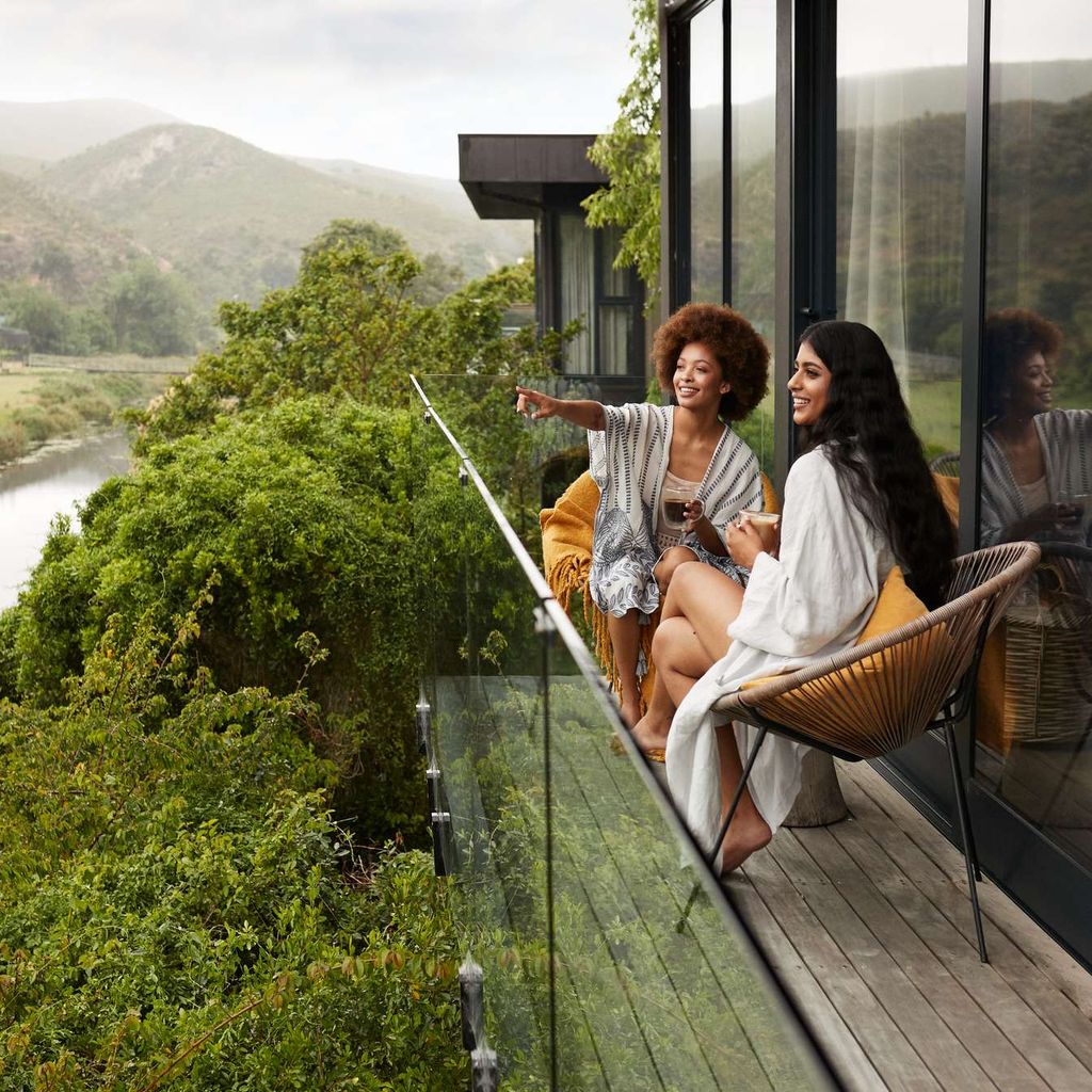 Mujeres descansando en la terraza de un hotel tomando un té