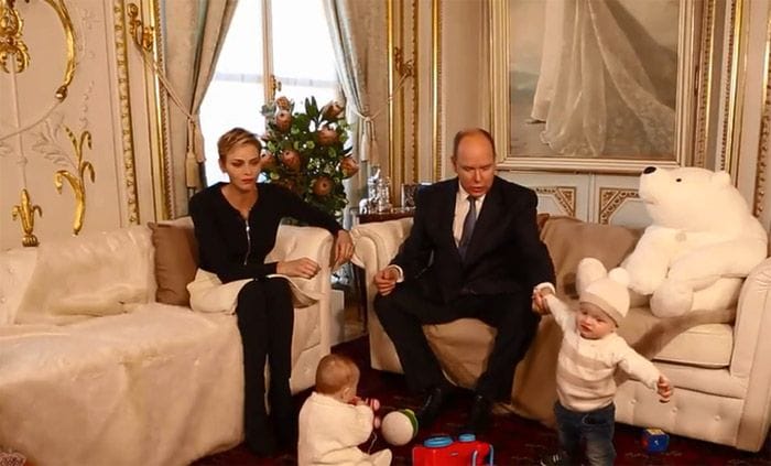 Al príncipe Alberto se le escapaban de vez en cuando las sonrisas de orgullo como feliz padre de familia
