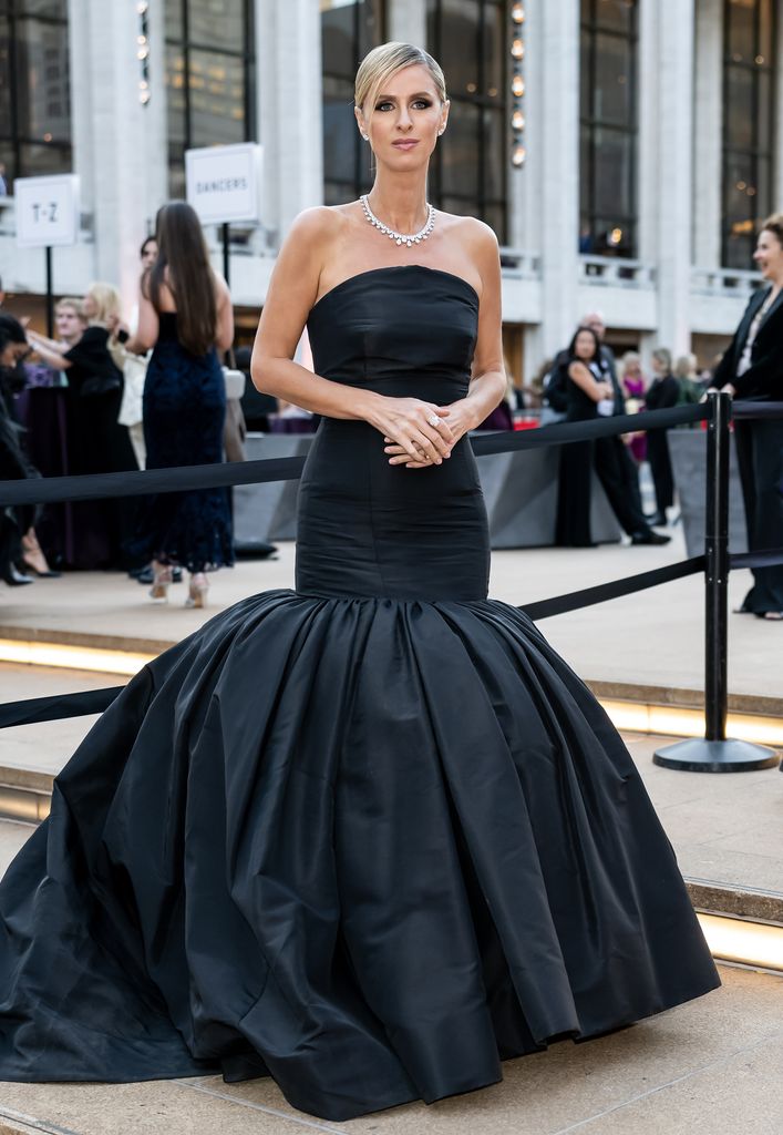 Nicky Hilton vestido negro