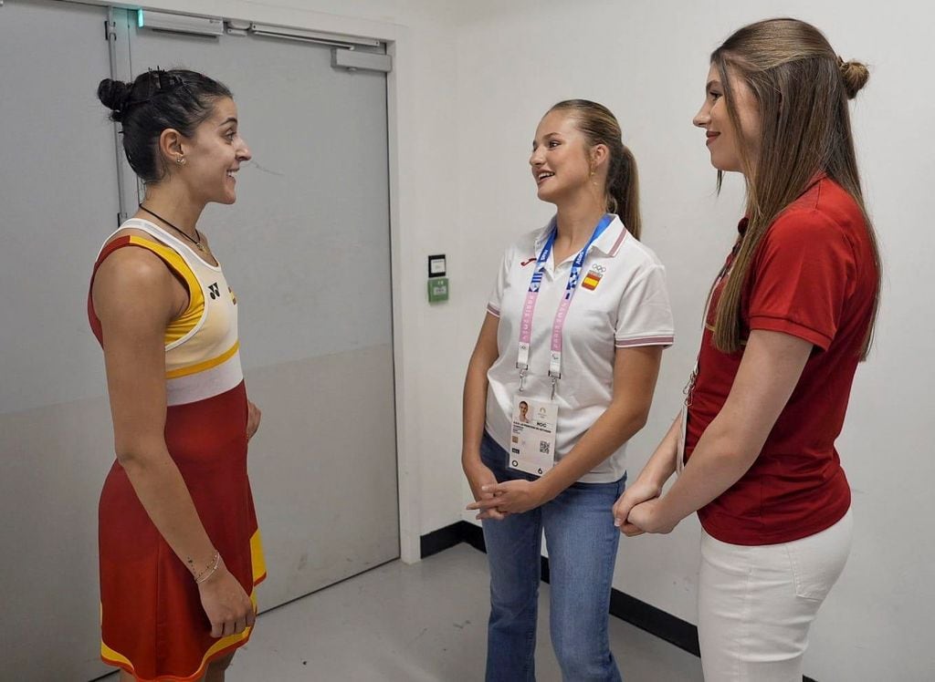 Leonor y Sofia junto a Carolina Marin