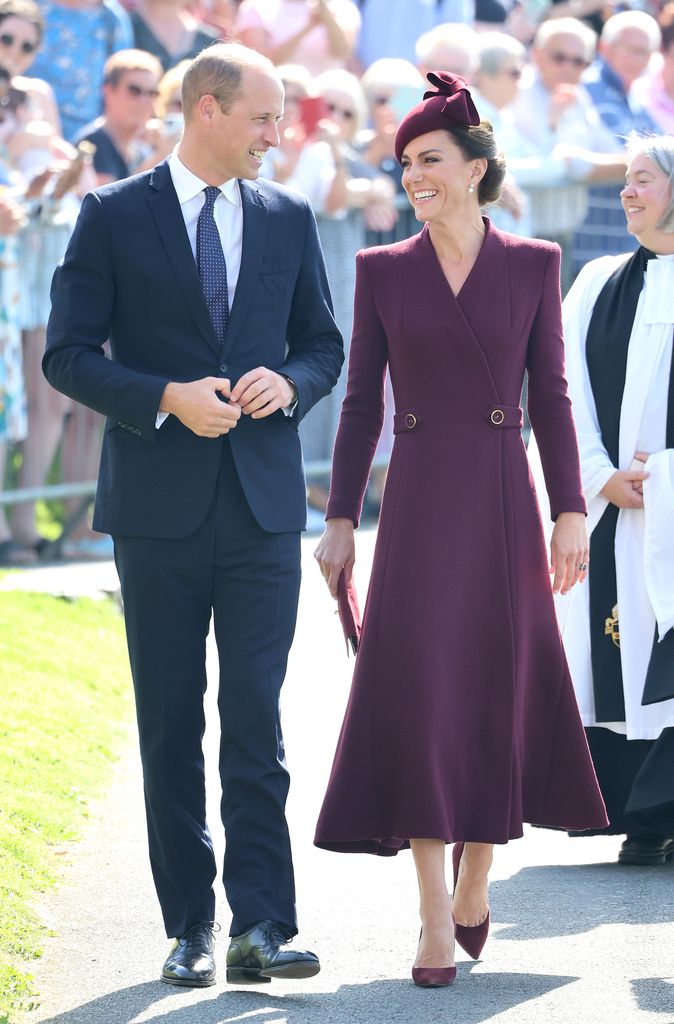 Kate Middleton reciclaría por primera vez su vestido tipo abrigo de Epinone London durante un acto en recuerdo a Isabel II el 8 de septiembre de 2023.