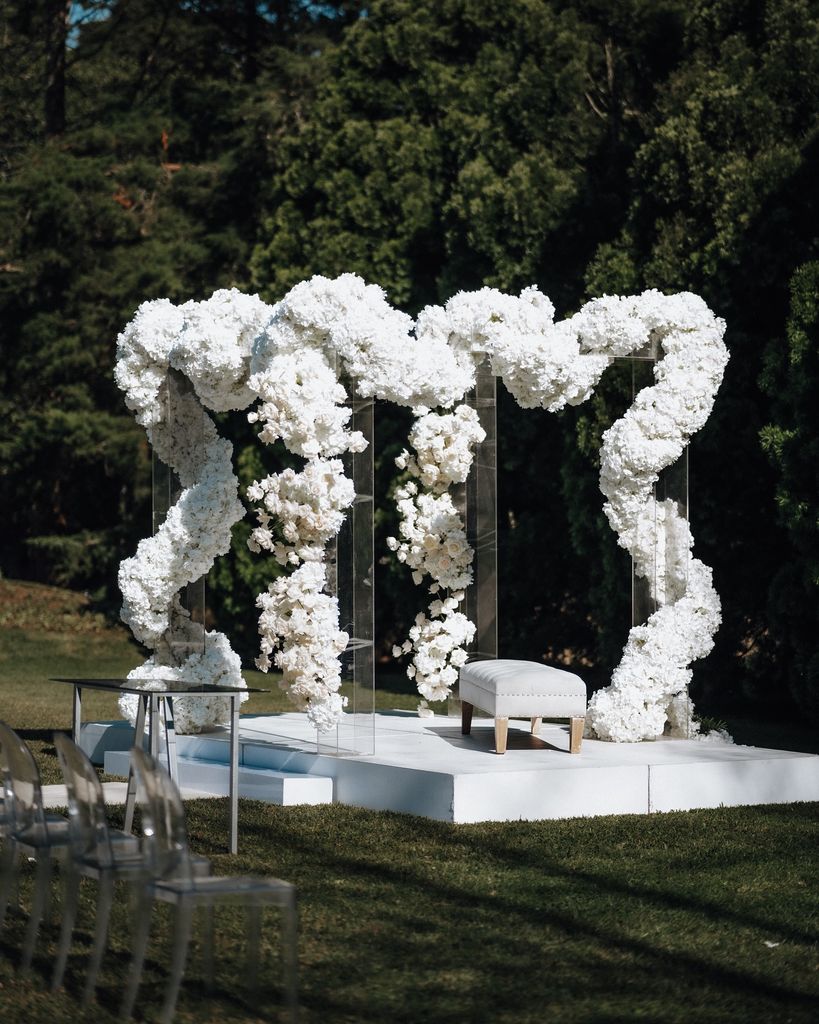 Decoraciones de boda en color blanco altar