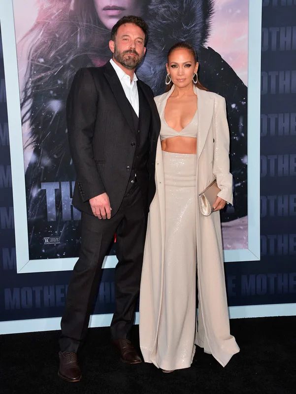 Jennifer Lopez, en la imagen con Ben Affleck, cobra cerca de millón y medio de euros por post