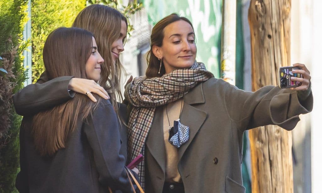 María y Lucía Pombo, con una amiga.