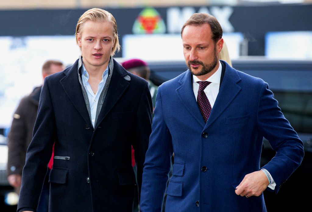 Plano medio de Marius Borg y Haakon de Noruega llegando a un evento