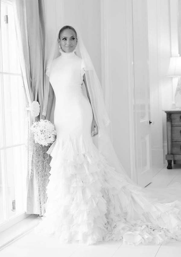 Jennifer Lopez con vestido de novia diseñado por Ralph Lauren