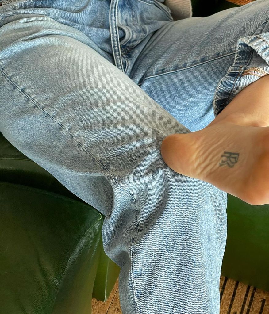 El tatuaje de Rosalía en la planta del pie con dos 'R', inspirado en Raw Alejandro