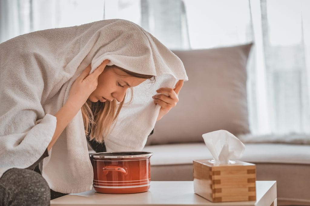 Mujer haciendo vahos de eucalipto