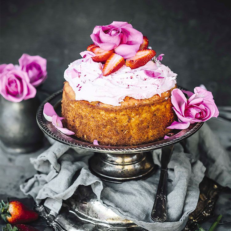'Cake' de fresa y crema de pétalos de rosa