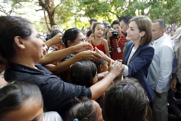 Doña Letizia ha tocado el corazón de la gente que se agolpa en la calle para recibirla y saludarla
