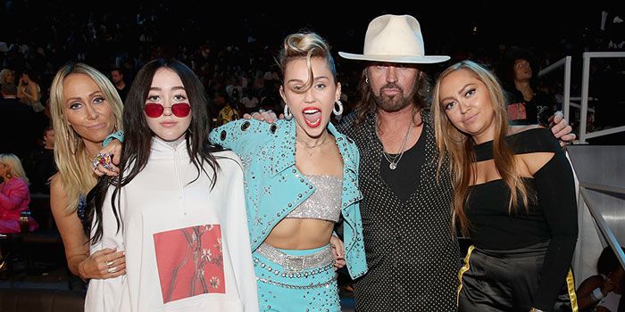 Billy Ray y Tish Cyrus con sus hijas