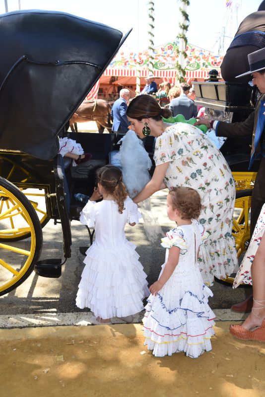 Sofía Palazuelo en la Feria de Abril con su hija y otra niña