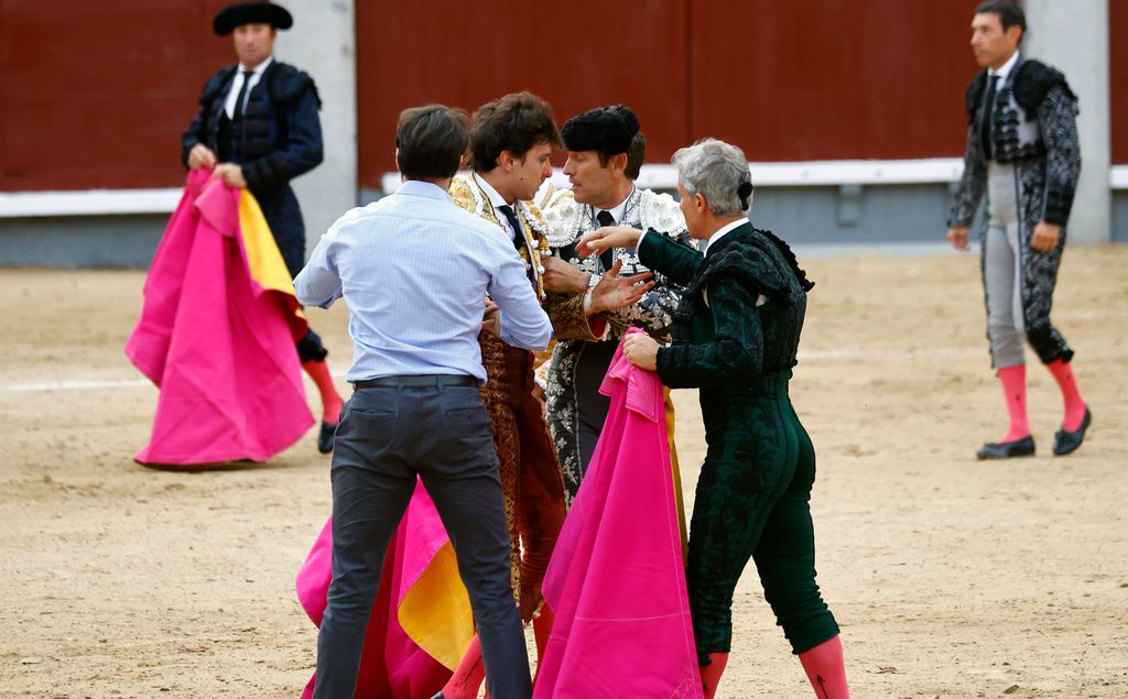 Andrés Roca Rey se levanta por su propio pie tras sufrir una grave cogida durante su faena en la plaza de toros de Las Ventas, a 6 de octubre de 2024, en Madrid 