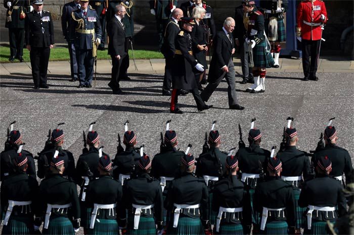 Los reyes Carlos y Camilla llegan a Edimburgo para unirse al cortejo fúnebre de Isabel II