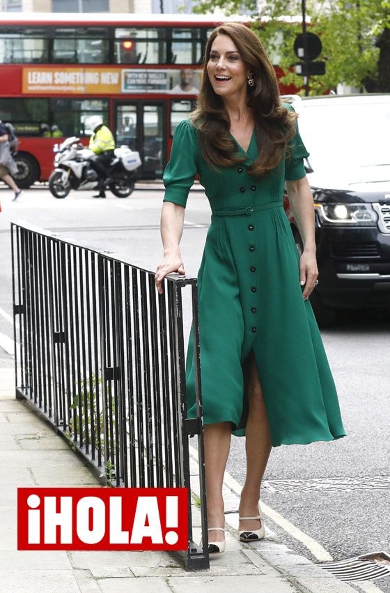 Kate Middleton conjunta su nuevo vestido verde con pendientes de Accesorize