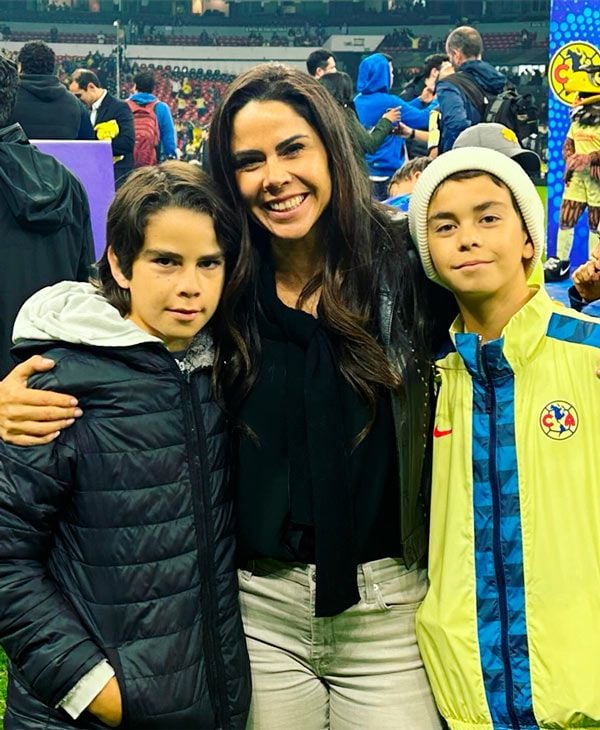 Paola Rojas y sus hijos