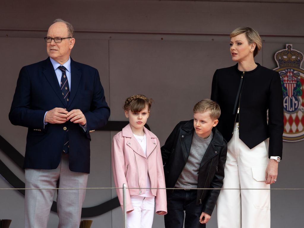 Alberto y Charlene de Mónaco con sus hijos, los mellizos Jacques y Gabriella en el Circuito E de Mónaco en Montecarlo en abril de 2024