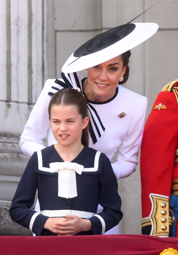 Madre e hija se mostraron muy unidas, charlaron e intercambiaron sonrisas.