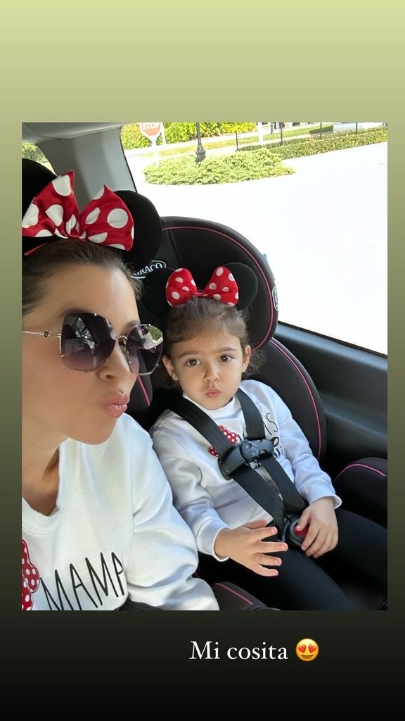 Ximena Duque junto a Skye, la menor de sus tres hijos.