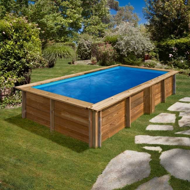 Piscina desmontable de madera en el jardín