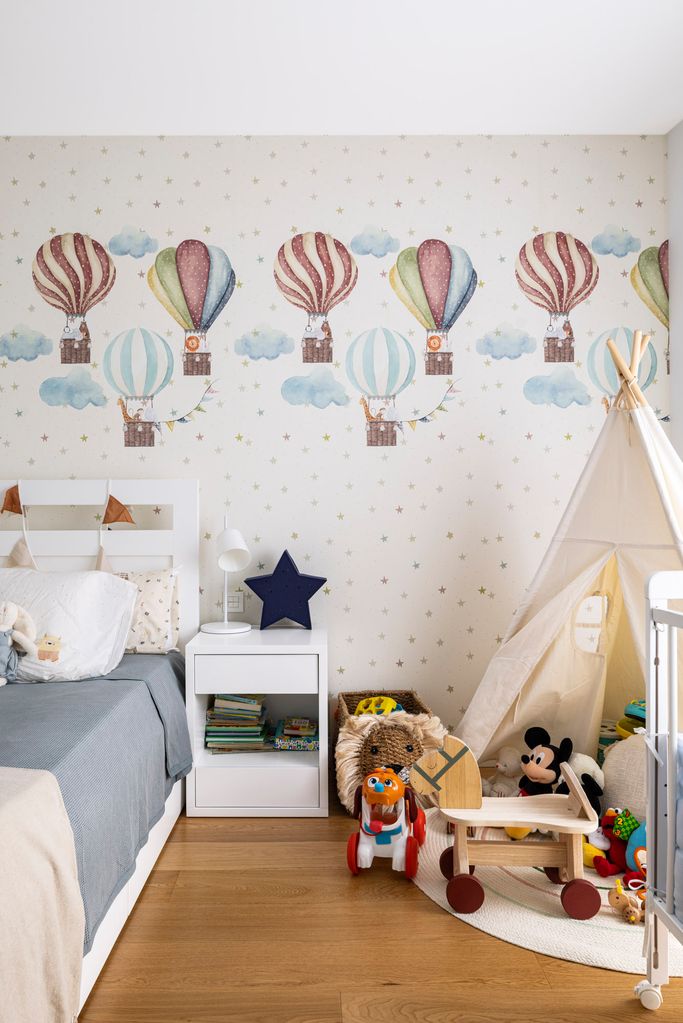 Dormitorio infantil con papel pintado y tipi