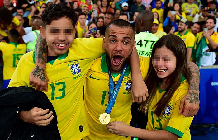 Los hijos de Dani Alves tienen 16 y 15 años